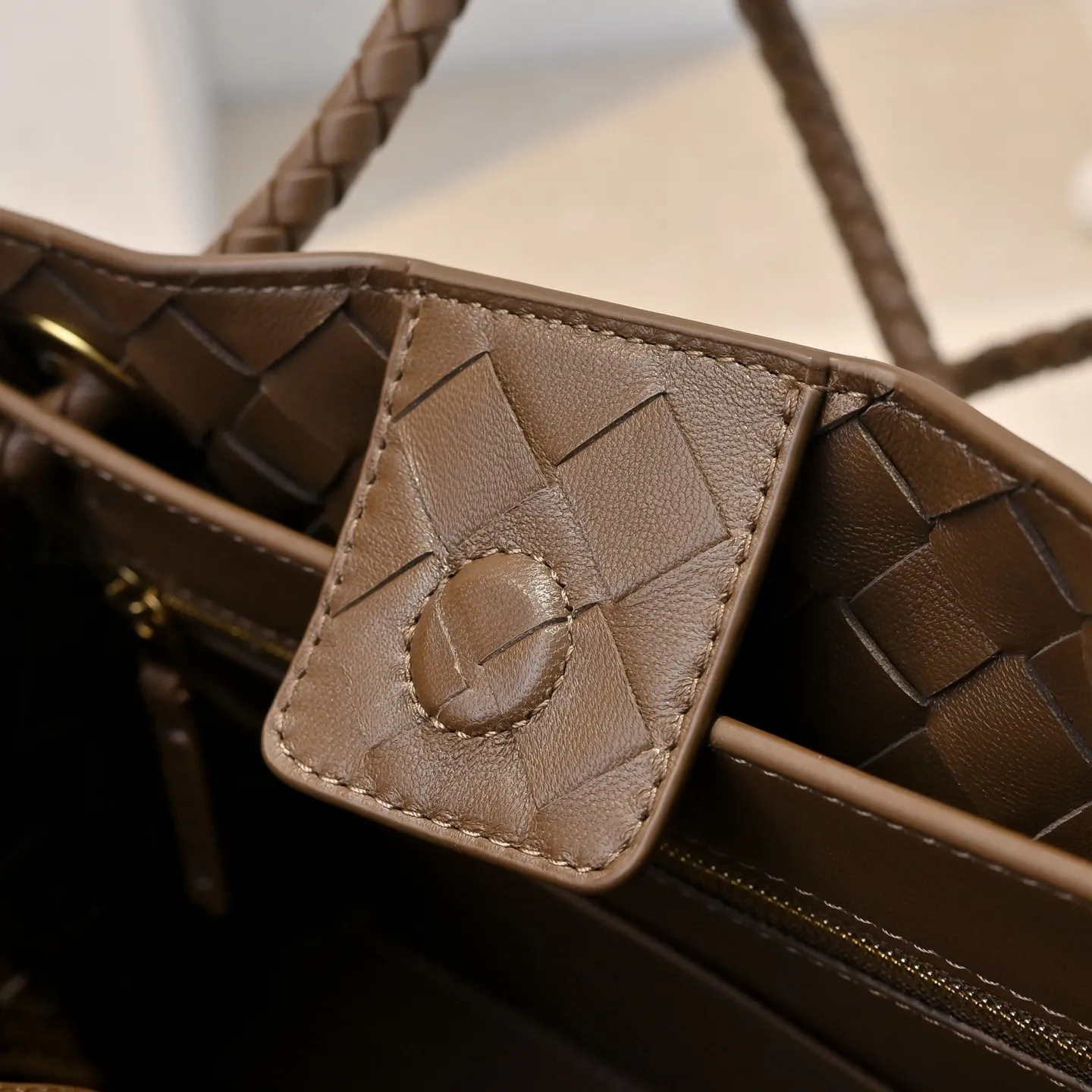 Batch 1860 B's spring and summer new style continues the brand's woven pattern style with detailed metal knot switch buckles. This time, the shoulder straps are also made into tube weaving, showing different craftsmanship. The carrying method is changeable to create more different styles. Intrecciato woven leather small handbag, equipped with sliding crossbody strap. Internal compartments, including 1 zipper pocket and 2 open pockets. Magnetic buckle closure. Size: 25*20*10cm Model: 7463#